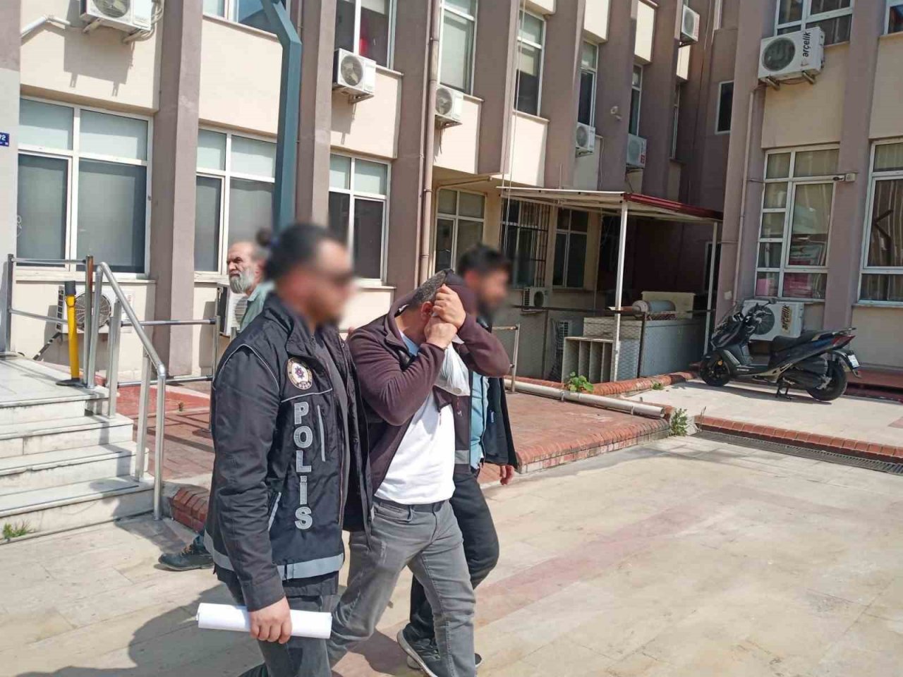 Torbacı sevgililer narkotikten kaçamadı