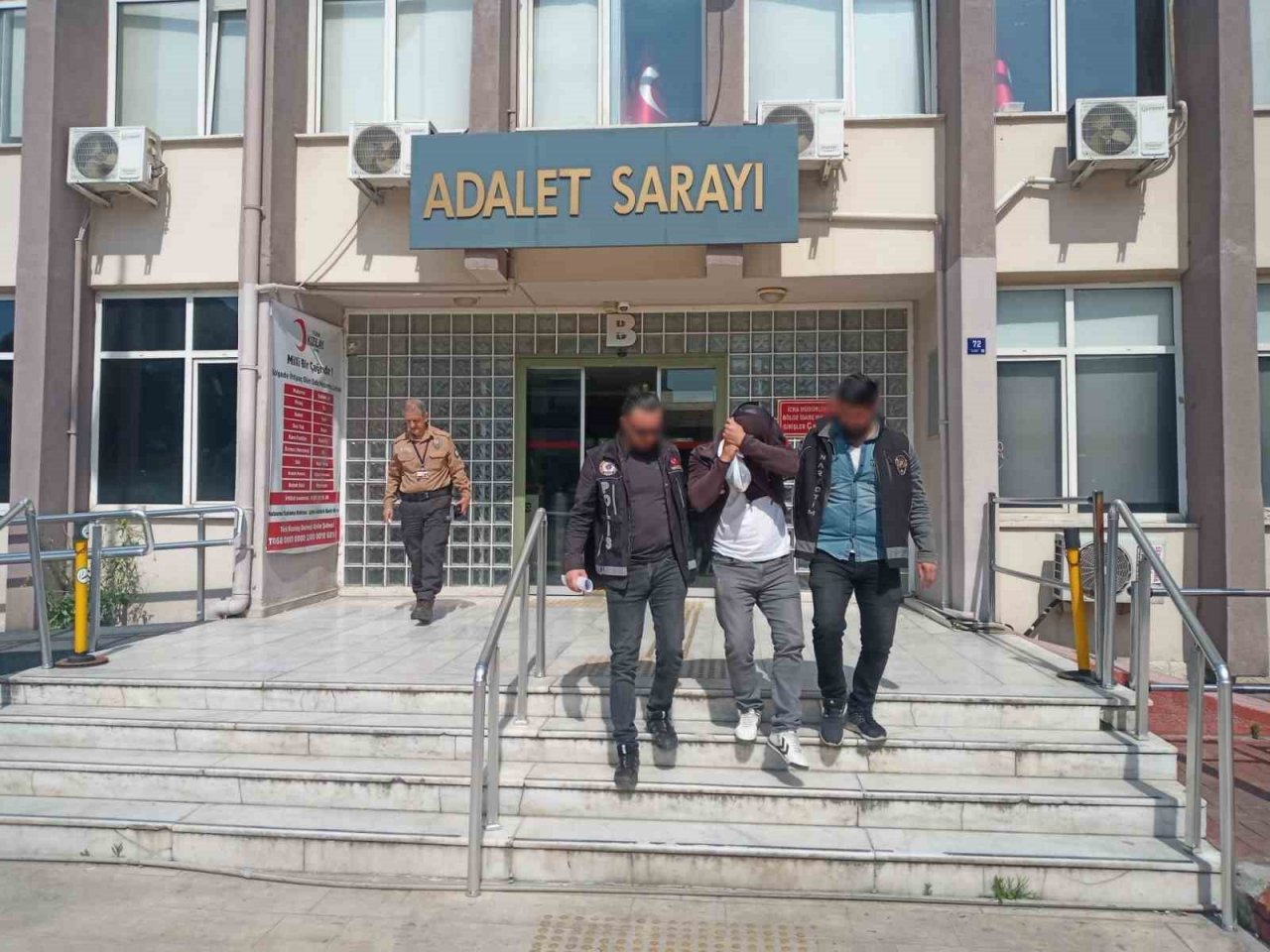 Torbacı sevgililer narkotikten kaçamadı