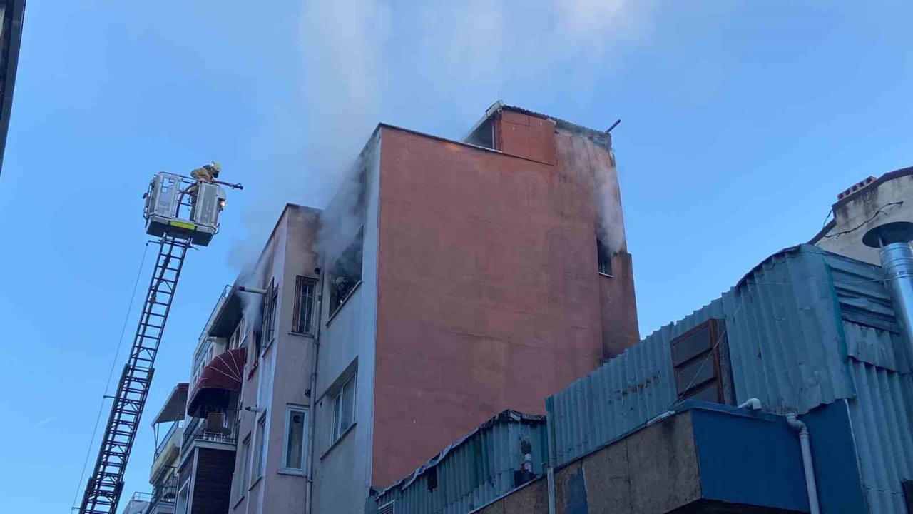 Beyoğlu’nda korkutan yangın: 4 katlı binanın çatı katı alev alev yandı