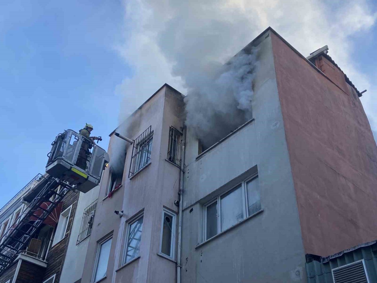 Beyoğlu’nda korkutan yangın: 4 katlı binanın çatı katı alev alev yandı