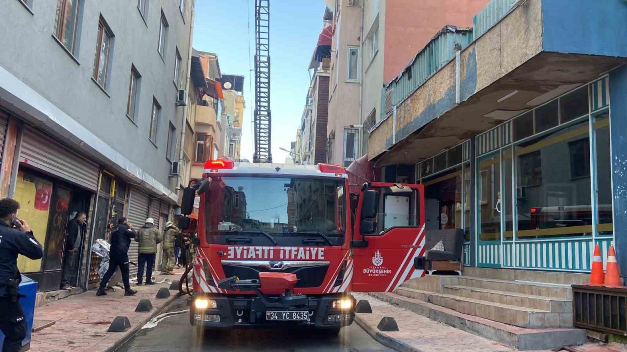 Beyoğlu’nda korkutan yangın: 4 katlı binanın çatı katı alev alev yandı