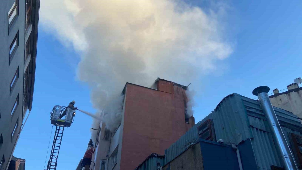 Beyoğlu’nda korkutan yangın: 4 katlı binanın çatı katı alev alev yandı