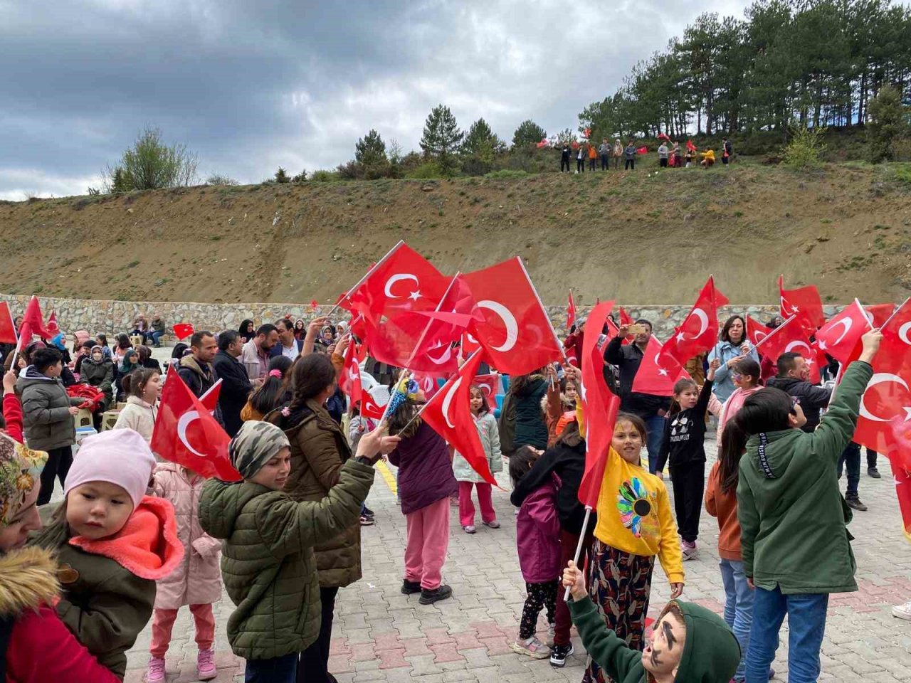 Depremzede çocuklar unutmayacakları bir gün geçirdi