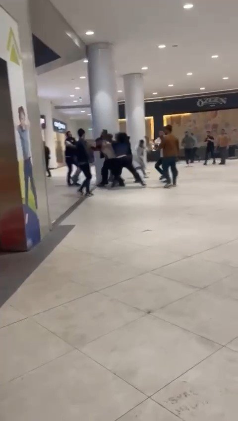 Bursa’da alışveriş merkezinde meydan muharebesi