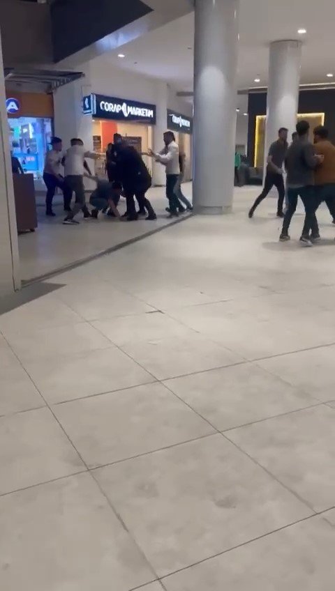 Bursa’da alışveriş merkezinde meydan muharebesi