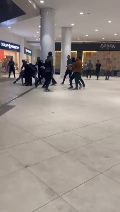 Bursa’da alışveriş merkezinde meydan muharebesi