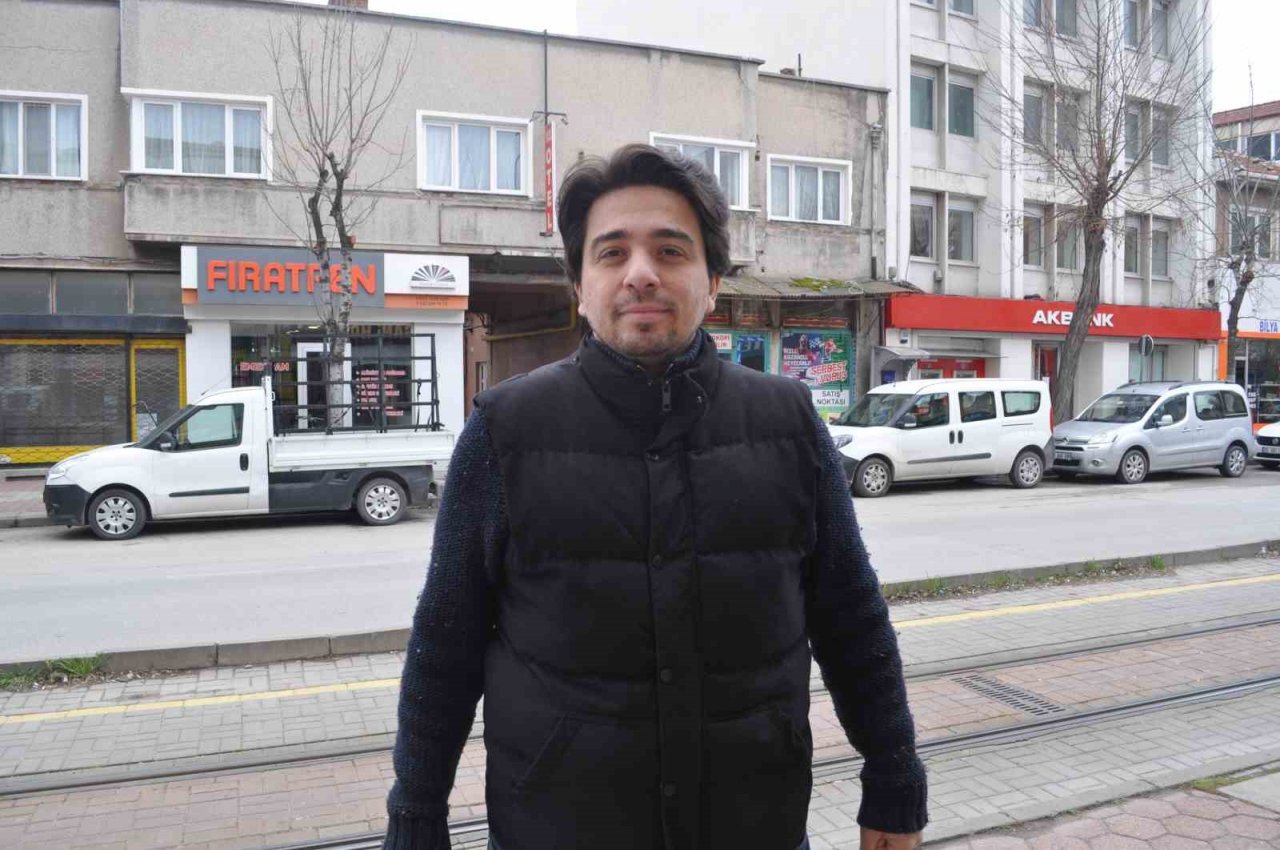 Bu caddedeki eski yapılar mahallede endişe oluşturuyor