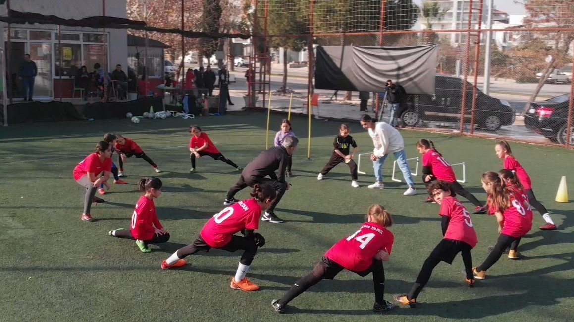 8 yaşındaki otizmli Ela’nın tek hayali yeşil sahada ter dökmek