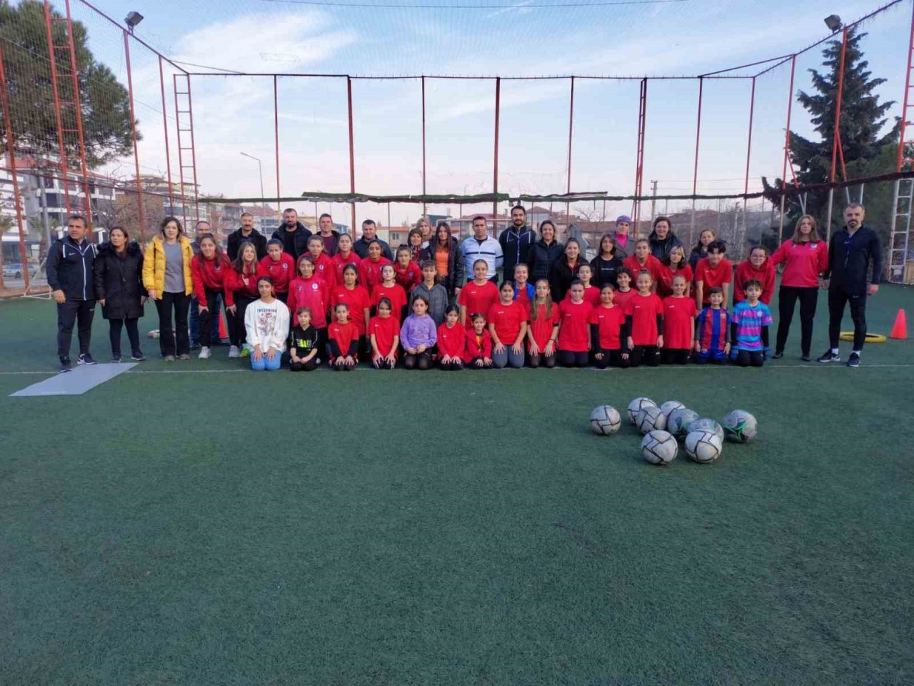 8 yaşındaki otizmli Ela’nın tek hayali yeşil sahada ter dökmek