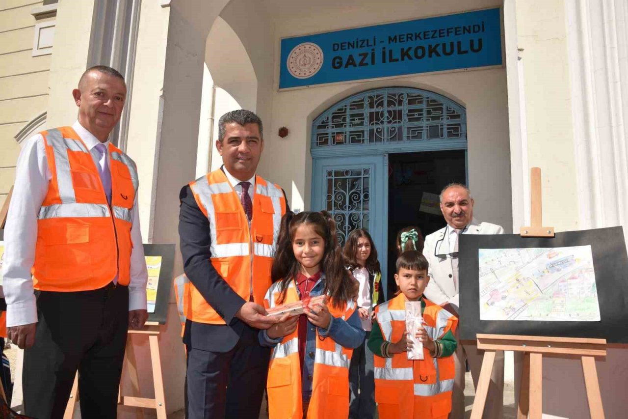 Trafikte parlayan yıldız minikler ödüllendirildi