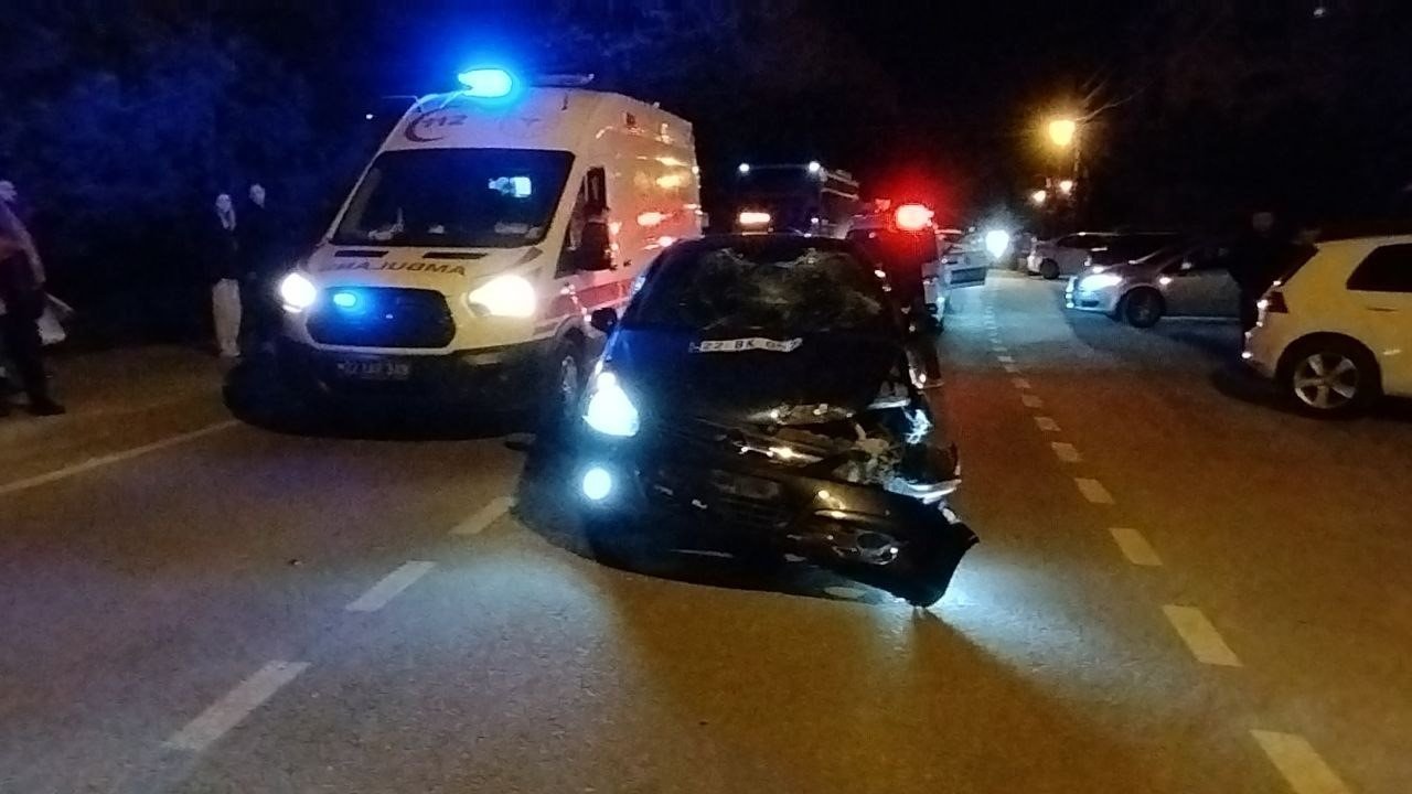 Edirne’de otomobille çarpışan motosikletteki iki kişi yaralandı