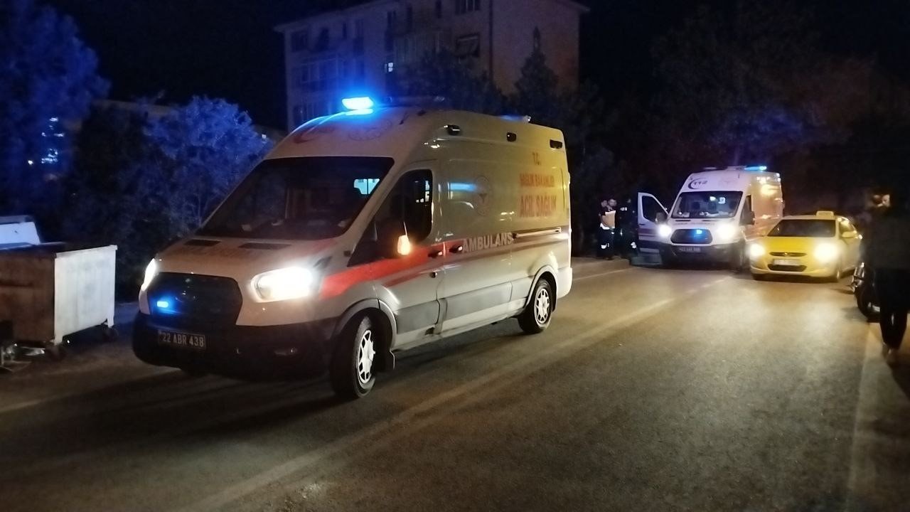 Edirne’de otomobille çarpışan motosikletteki iki kişi yaralandı