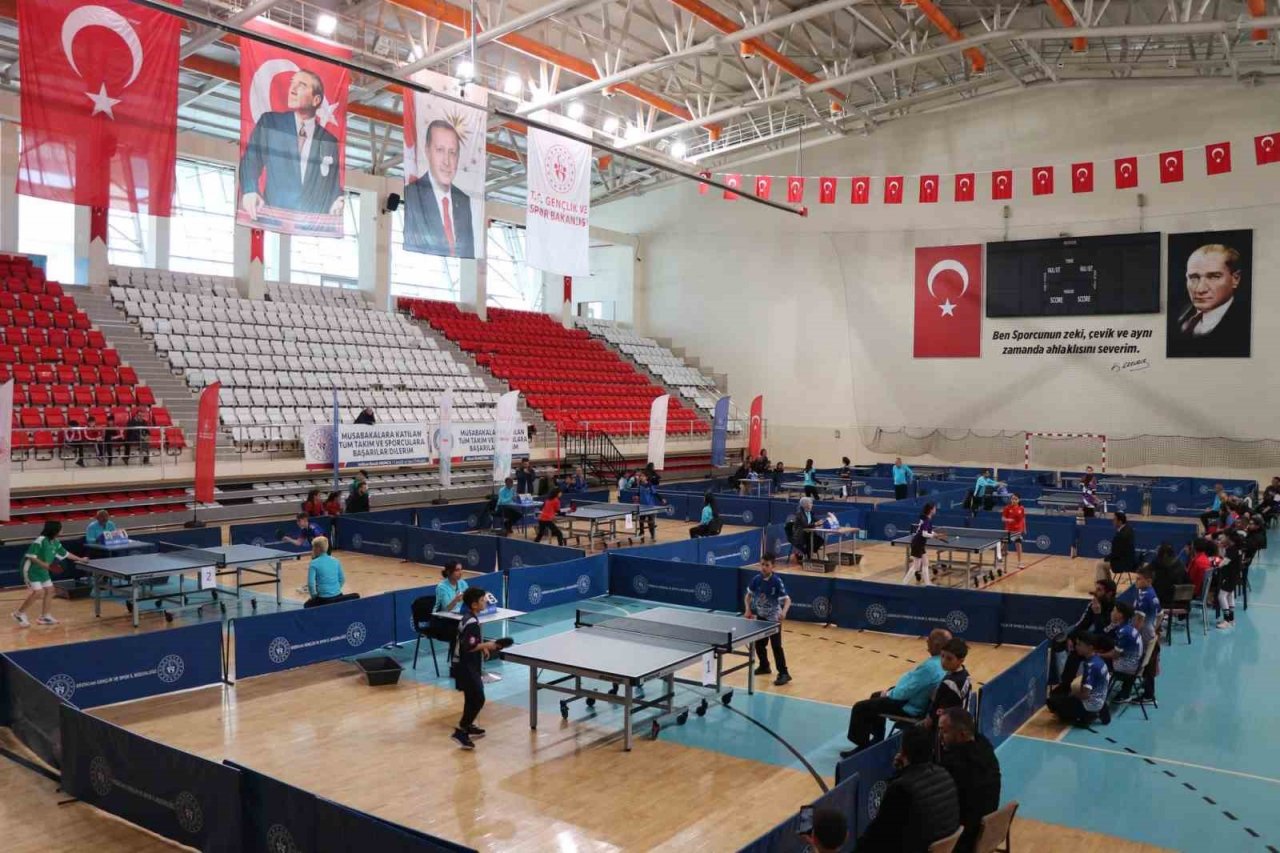Erzincan’da küçükler masa tenisi grup müsabakaları başladı