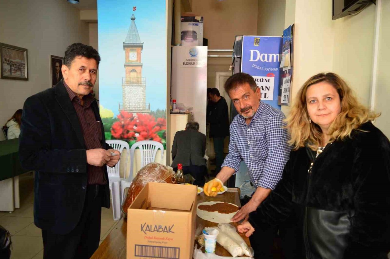 Eskişehir’de yaşayan Bileciklilerden ‘çiğ köfte’ etkinliği