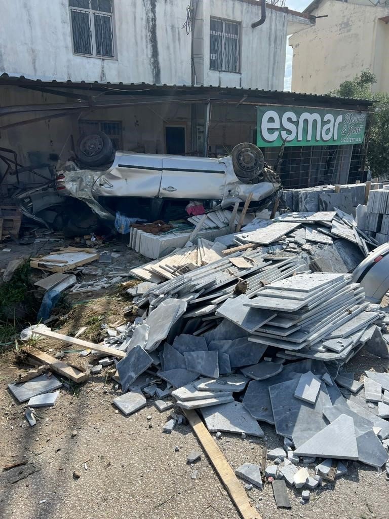 Fethiye’de otomobil mermer dükkanına daldı: 1 yaralı