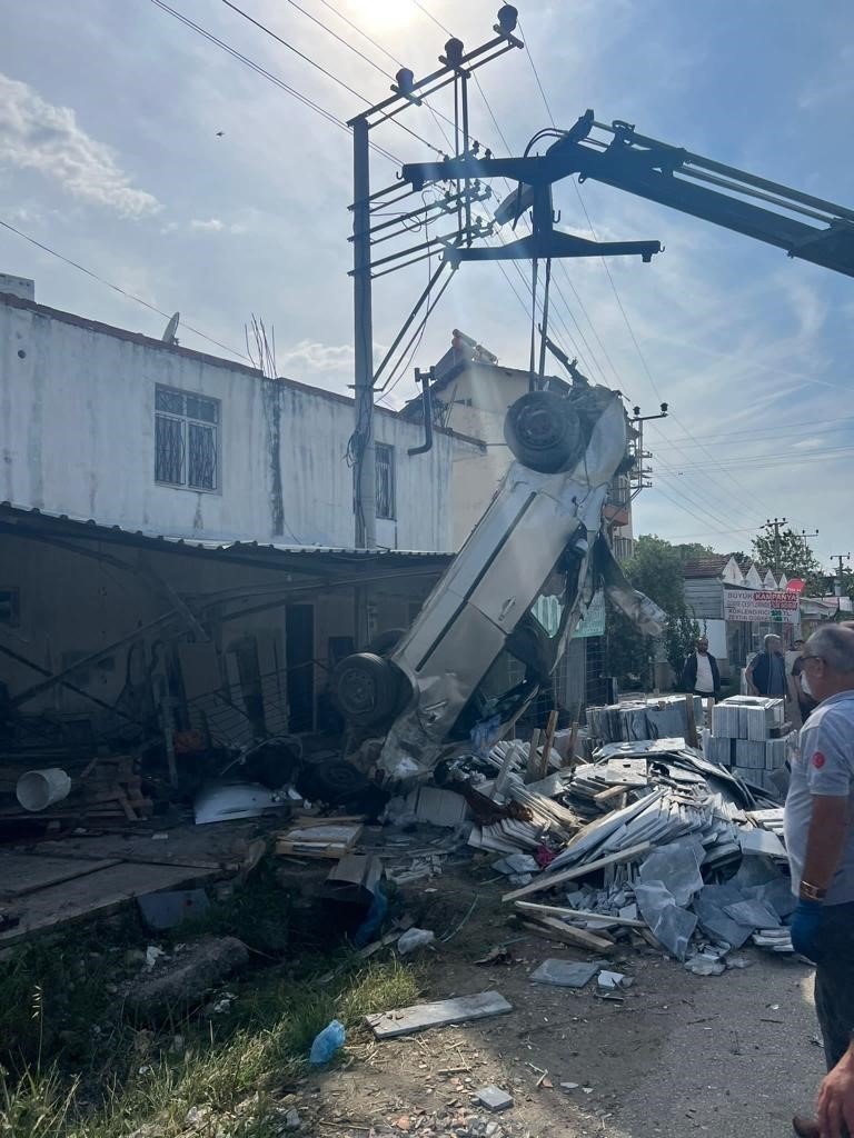 Fethiye’de otomobil mermer dükkanına daldı: 1 yaralı