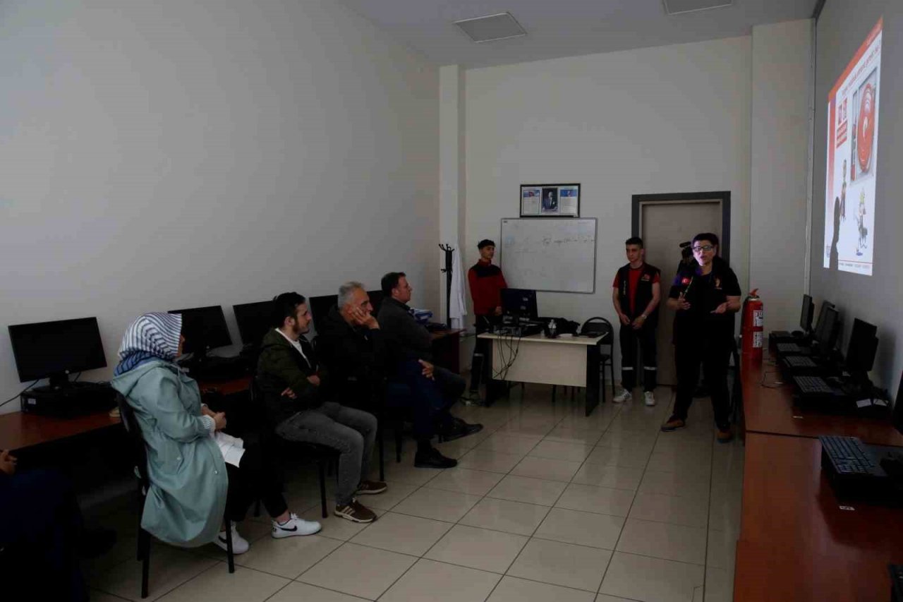 Kadınlar servis şoförü olabilmek için eğitime girdi