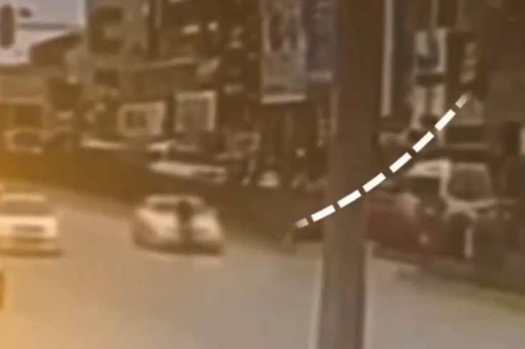 Kazada annesini kaybeden AK Partili milletvekili adayından İzmir Büyükşehire üst geçit tepkisi