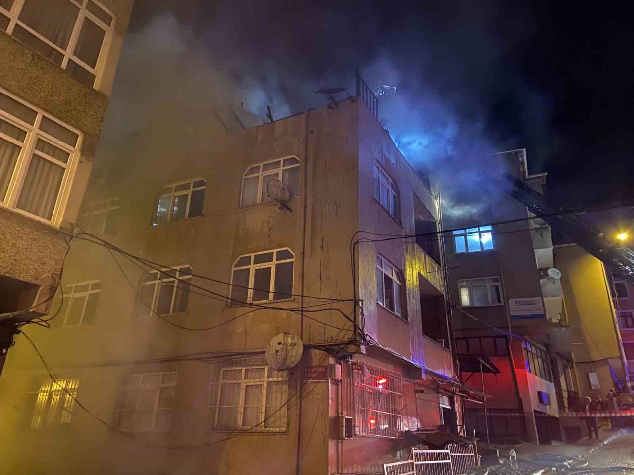 Kağıthane’de 3 katlı binanın çatısı alev topuna döndü