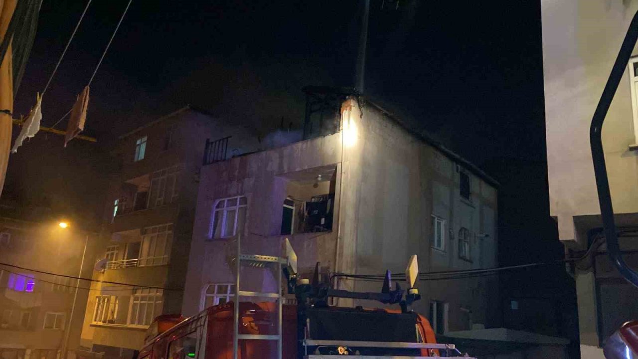 Kağıthane’de 3 katlı binanın çatısı alev topuna döndü
