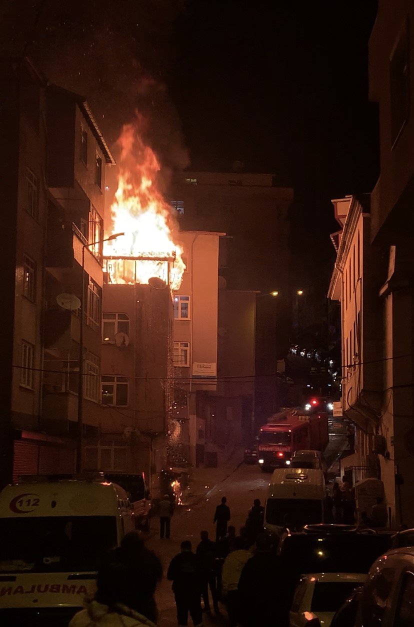 Kağıthane’de 3 katlı binanın çatısı alev topuna döndü