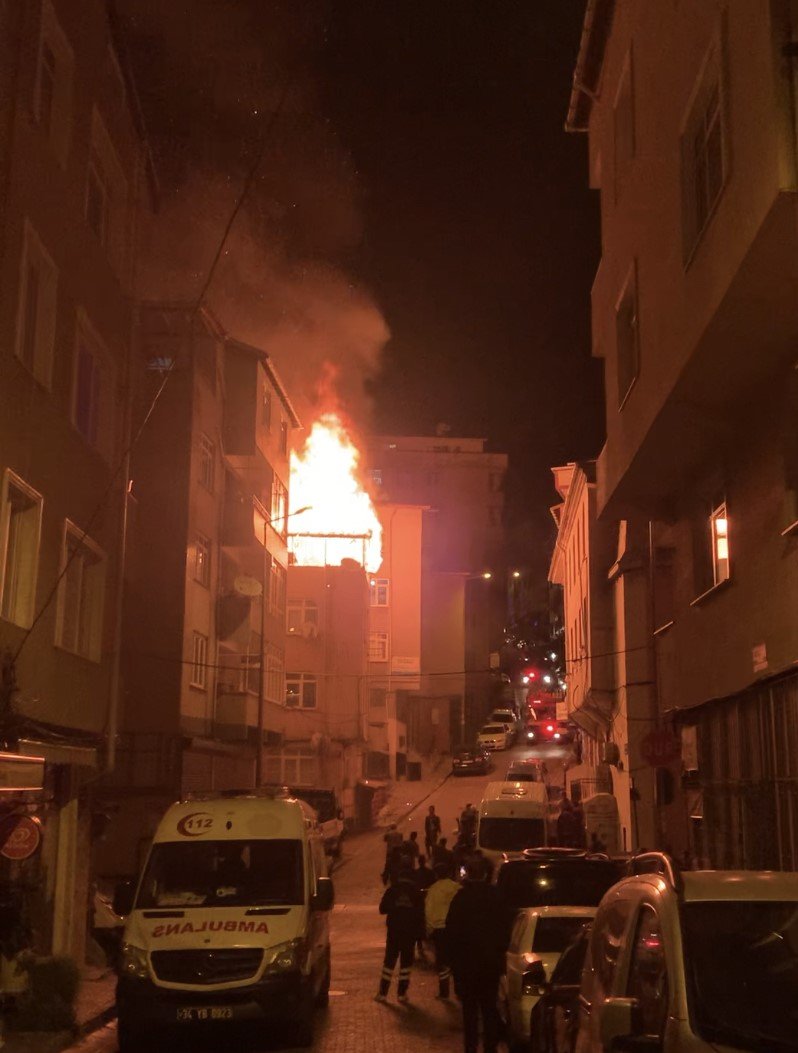 Kağıthane’de 3 katlı binanın çatısı alev topuna döndü