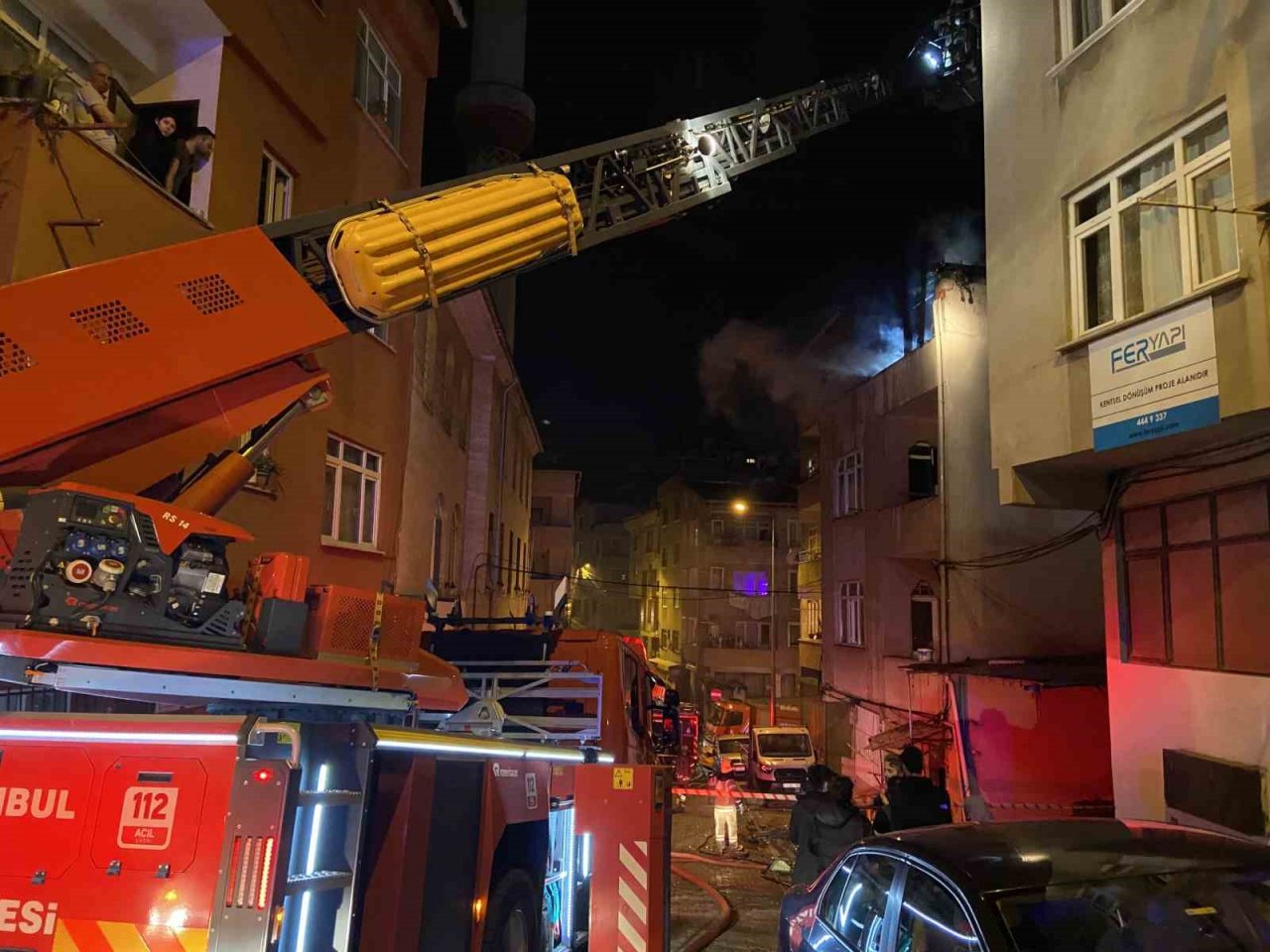 Kağıthane’de 3 katlı binanın çatısı alev topuna döndü