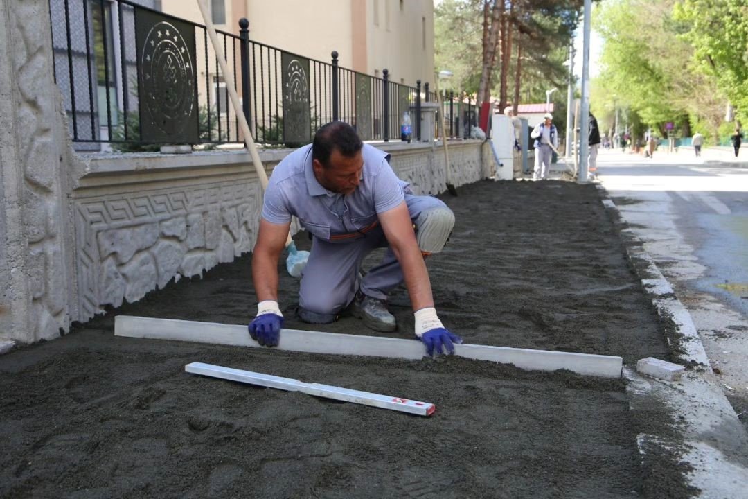 Kaldırım yenileme çalışmaları devam ediyor