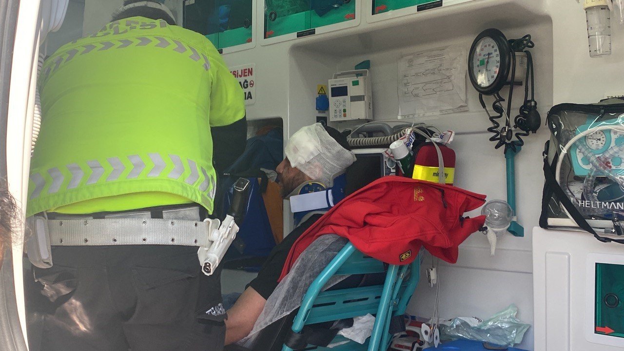 Otomobil, dönüş yapan tırla çarpıştı: 2 yaralı