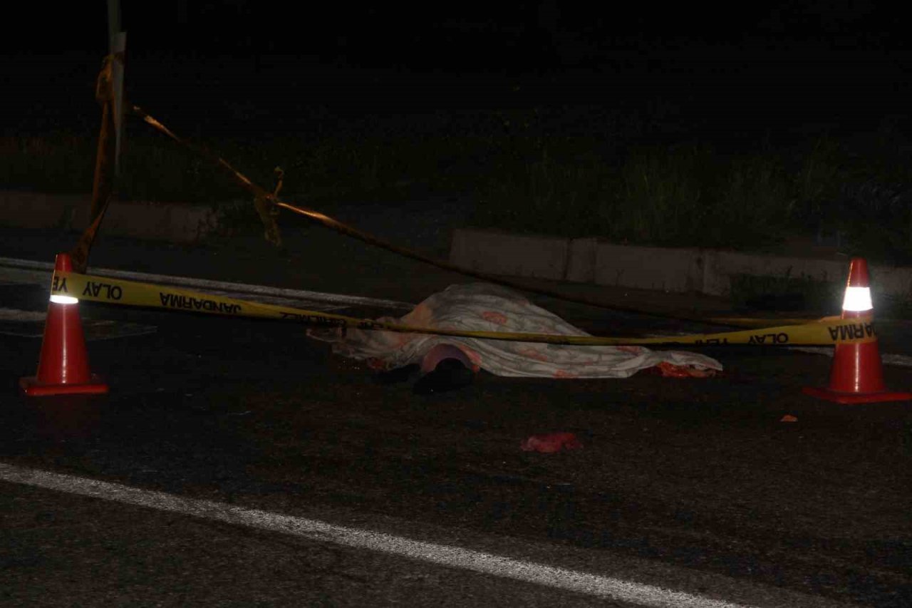 Yolun karşısına geçen yaşlı çifte otomobil çarptı: 1 ölü, 1 yaralı