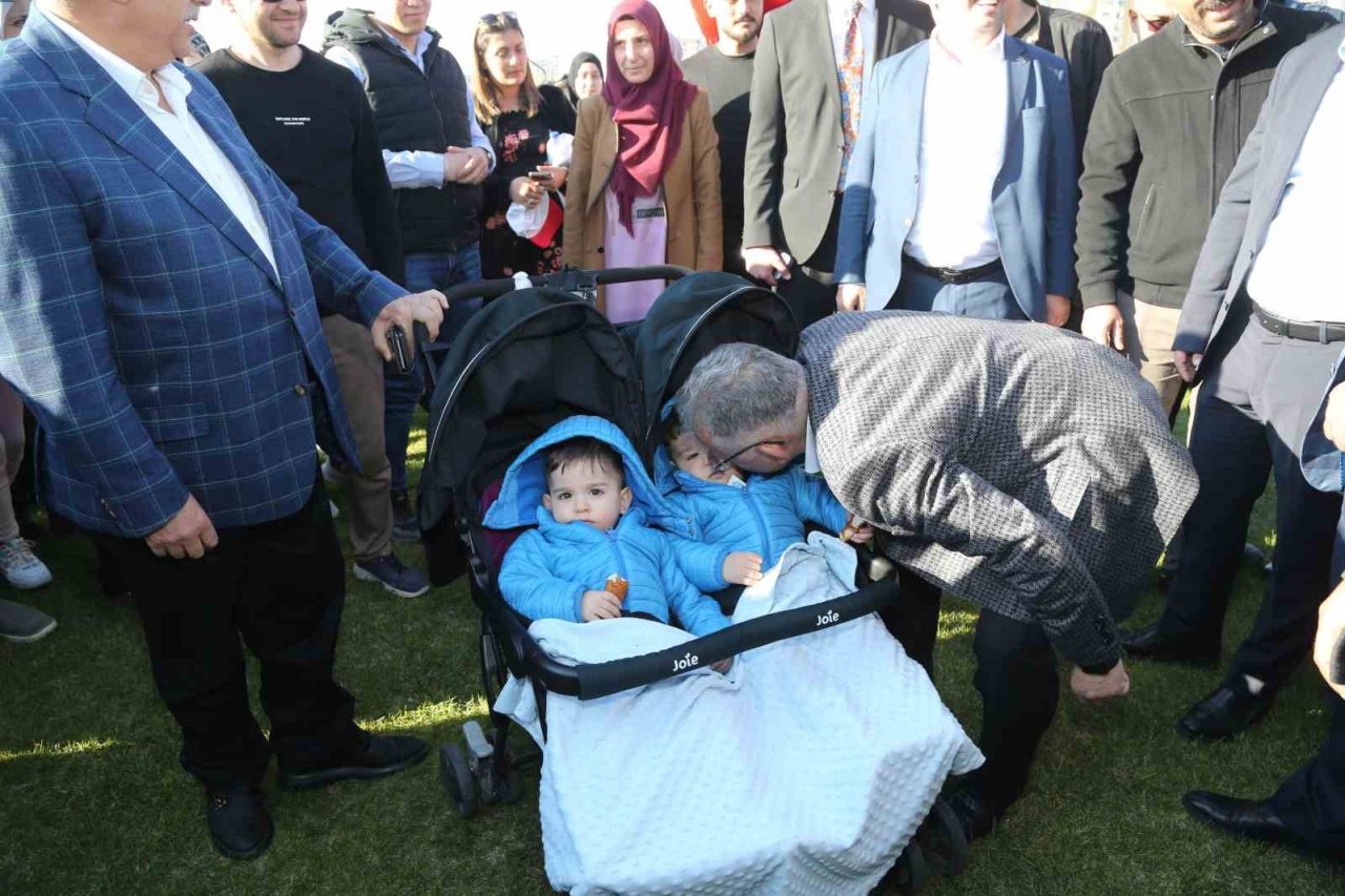 Bakan Akar ile Başkan Büyükkılıç, işçi ve aileleriyle konserde bir araya geldi