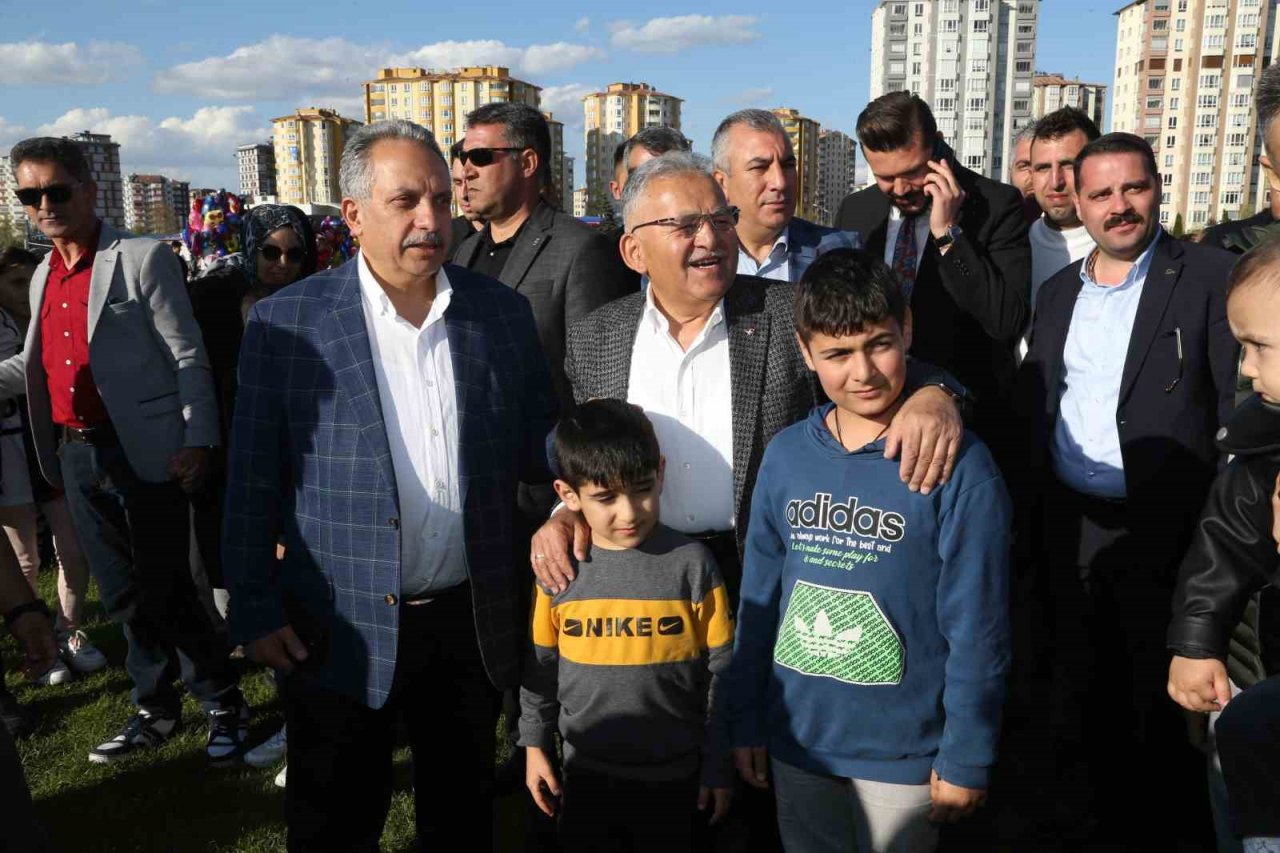 Bakan Akar ile Başkan Büyükkılıç, işçi ve aileleriyle konserde bir araya geldi