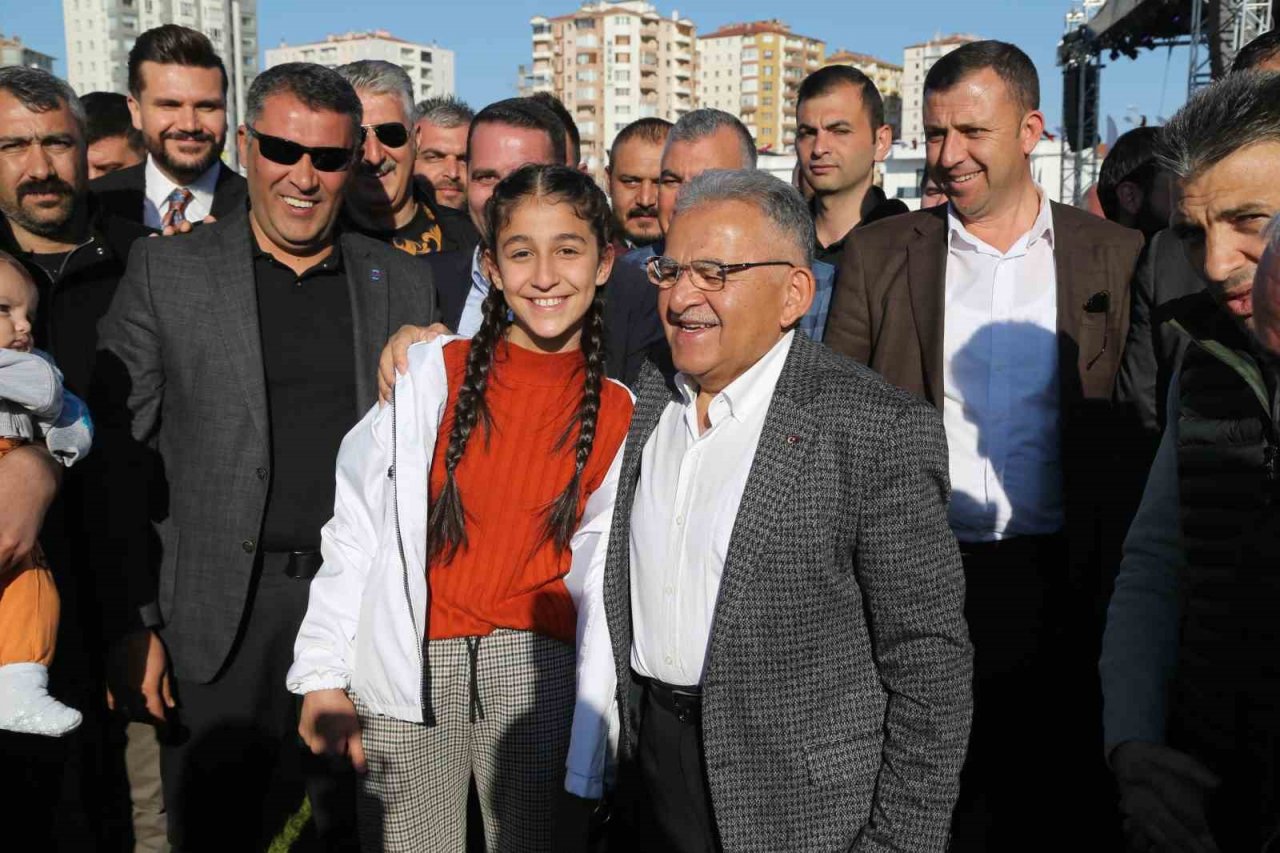 Bakan Akar ile Başkan Büyükkılıç, işçi ve aileleriyle konserde bir araya geldi