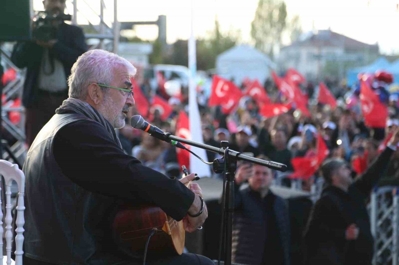 Bakan Akar ile Başkan Büyükkılıç, işçi ve aileleriyle konserde bir araya geldi