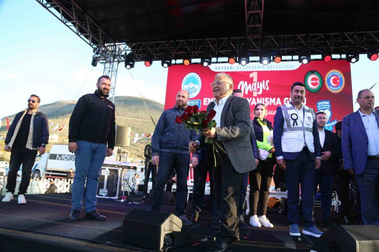 Bakan Akar ile Başkan Büyükkılıç, işçi ve aileleriyle konserde bir araya geldi