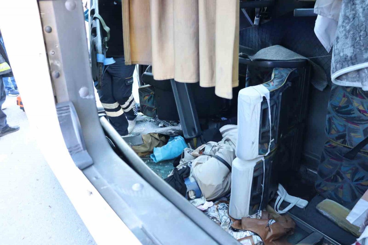 Tır, işçi servisine çarptı, can pazarı yaşandı: 33 yaralı