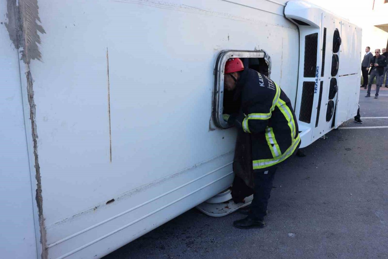 Tır, işçi servisine çarptı, can pazarı yaşandı: 33 yaralı