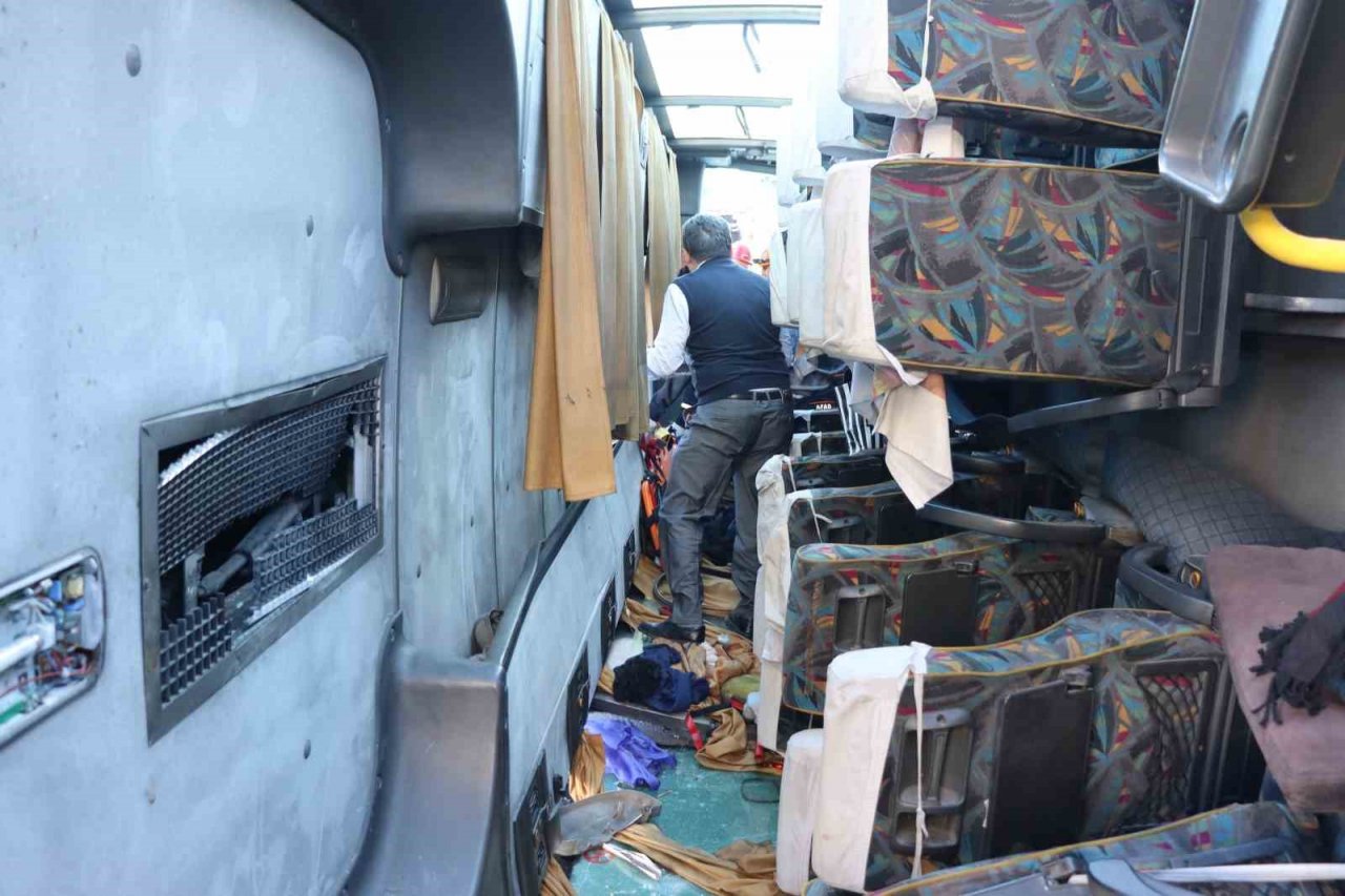 Tır, işçi servisine çarptı, can pazarı yaşandı: 33 yaralı