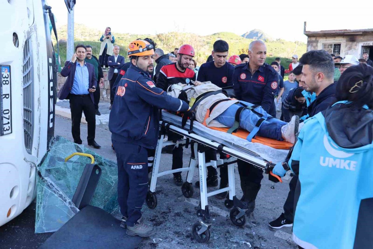 Tır, işçi servisine çarptı, can pazarı yaşandı: 33 yaralı