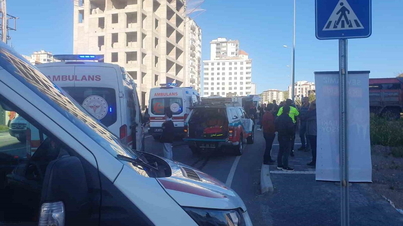 Tırla çarpışan işçi servisi yan yattı, çok sayıda kişi yaralandı