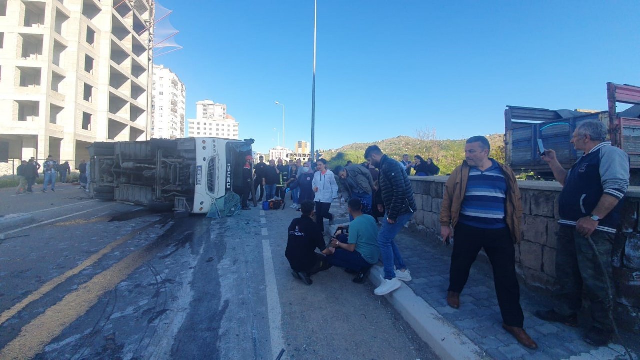 Tırla çarpışan işçi servisi yan yattı, çok sayıda kişi yaralandı