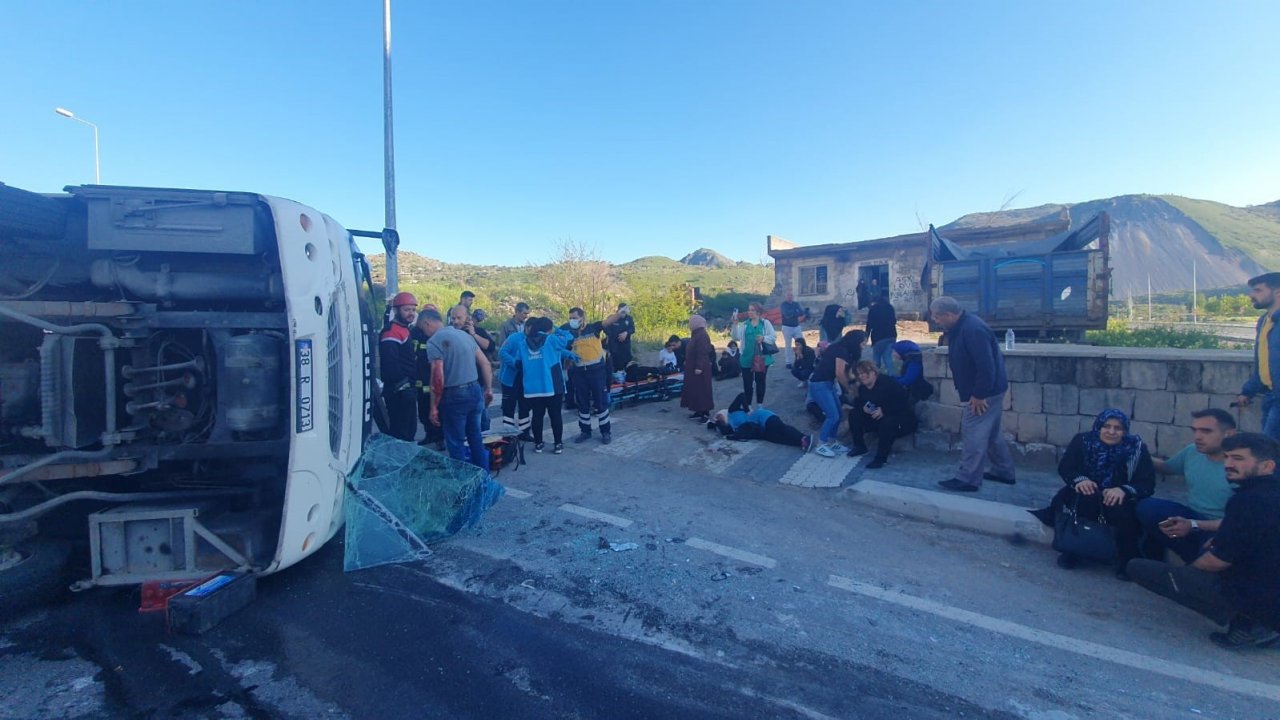 Tırla çarpışan işçi servisi yan yattı, çok sayıda kişi yaralandı