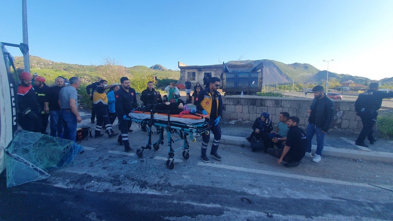 Tırla çarpışan işçi servisi yan yattı, çok sayıda kişi yaralandı