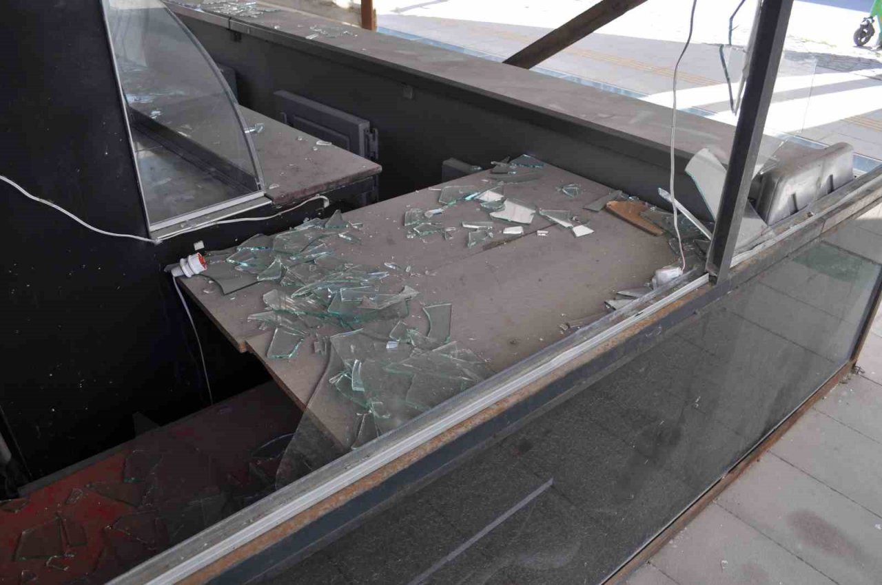 Kullanılmayan büfe vandalların hedefi oldu