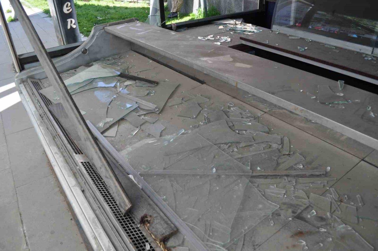 Kullanılmayan büfe vandalların hedefi oldu