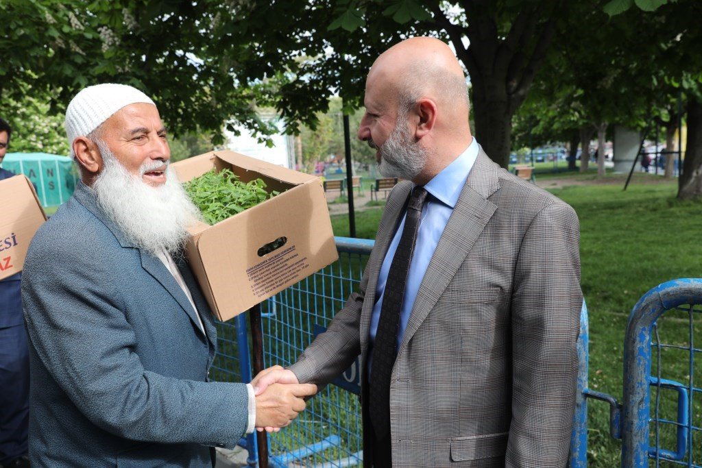 Başkan Çolakbayrakdar’dan organik domates fidesi dağıtım etkinliğine davet