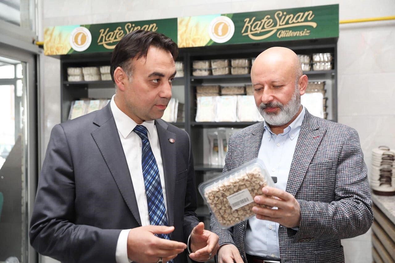 Başkan Çolakbayrakdar, glütensiz yağlama ve ekmek pişirdi