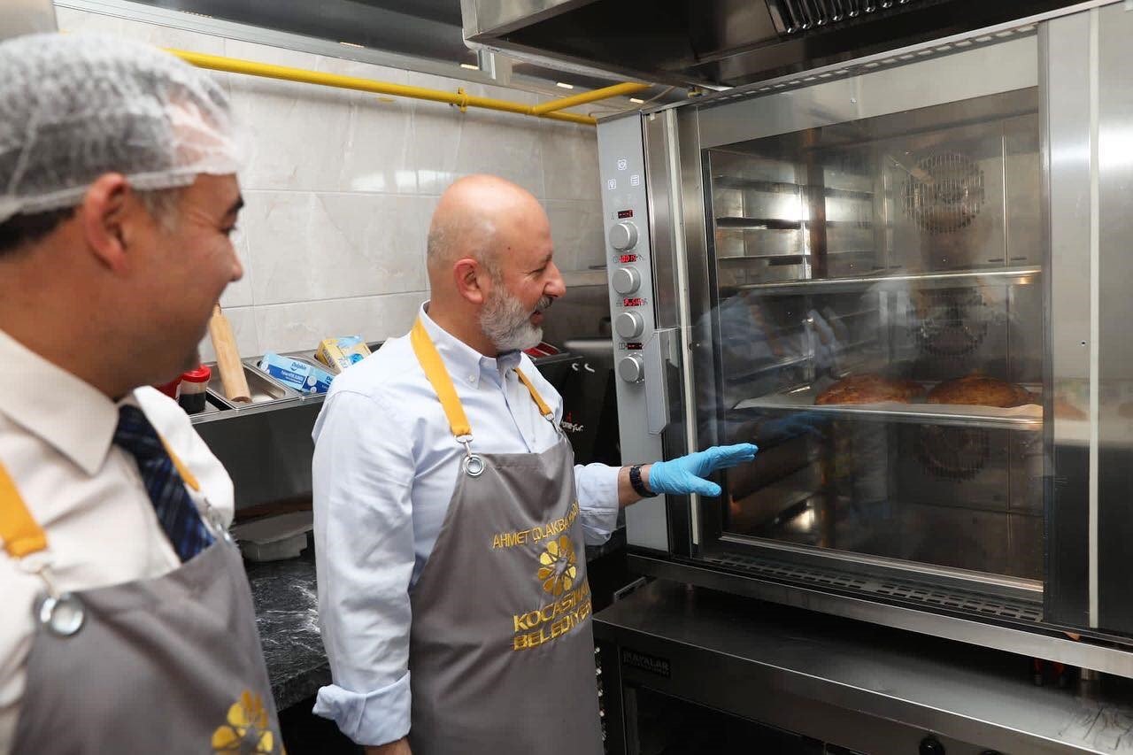 Başkan Çolakbayrakdar, glütensiz yağlama ve ekmek pişirdi