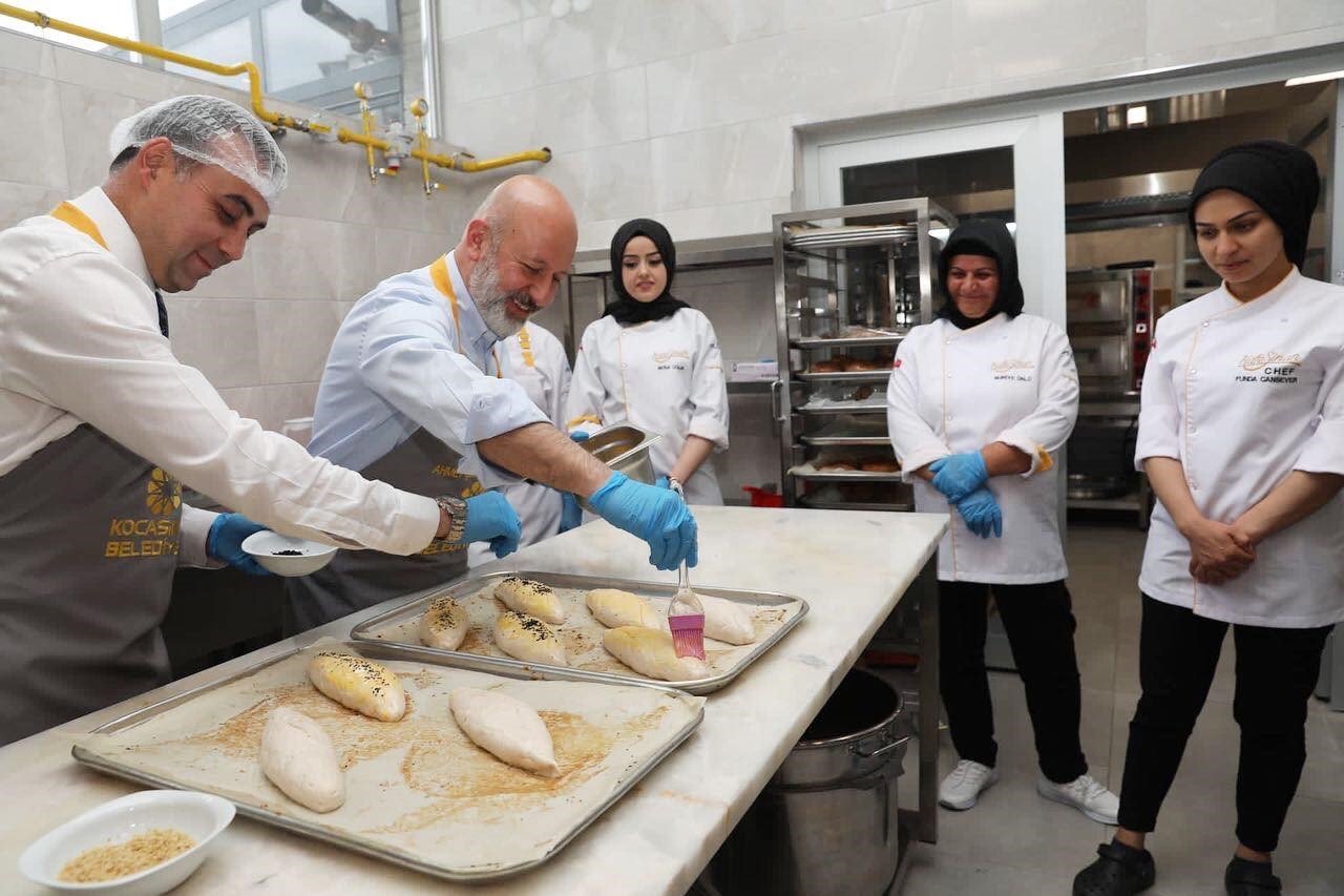 Başkan Çolakbayrakdar, glütensiz yağlama ve ekmek pişirdi
