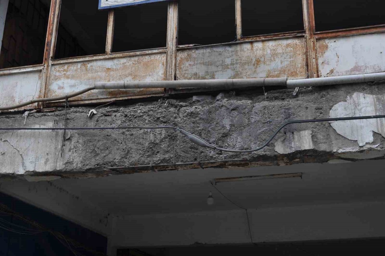 Bu caddedeki eski yapılar mahallede endişe oluşturuyor